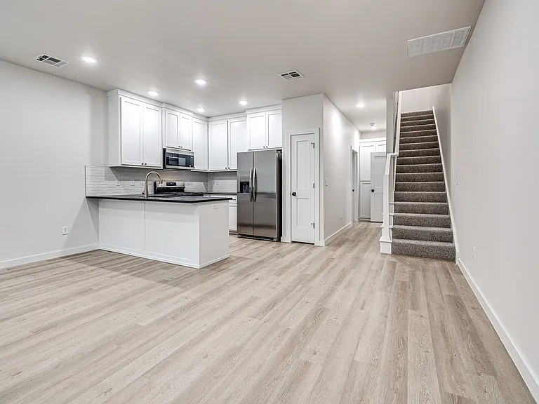 612 W 2nd St #100 — Photo 16