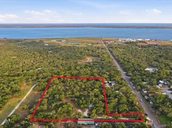 1403 8th St, Rockport, TX 78382