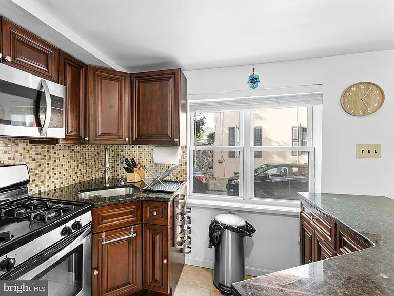 1006 Montrose St — Photo 5