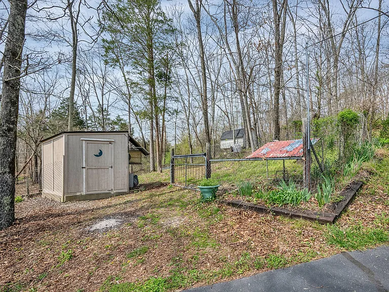 7506 Sleepy Hollow Rd — Photo 28