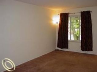 329 Hampton Ct, South Lyon, MI 48178