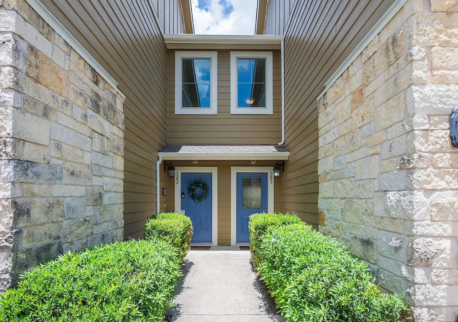 Model Home in City Side Condo Community — Photo 3