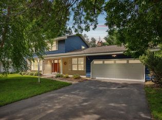 2164 Queens Dr, Woodbury, MN 55125