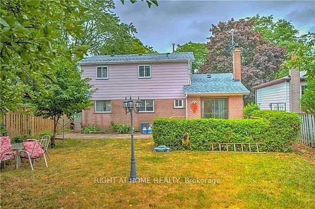 54 Penwick Cres — Photo 2