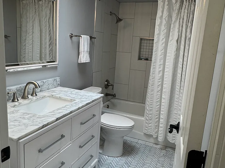 Guest Bath upstairs
