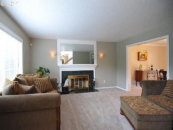 4th image of 2694 Gloria Dr