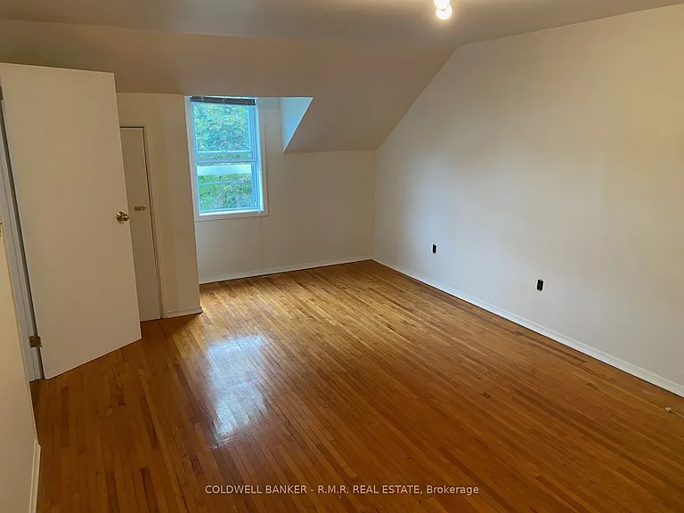 348 University Ave W #A — Photo 8