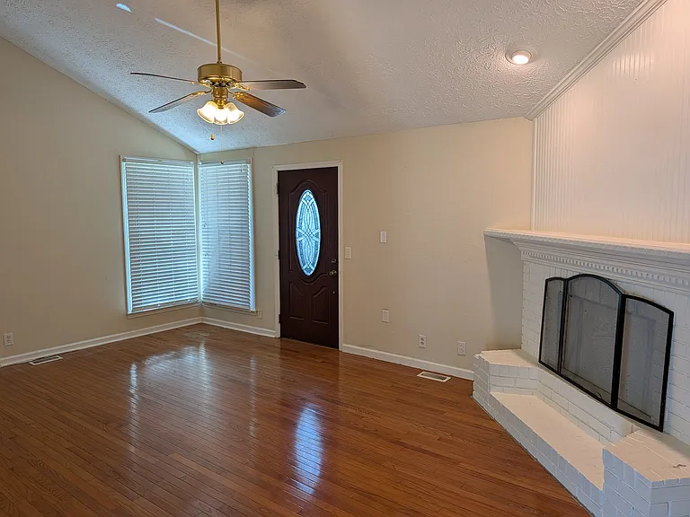 102 Post Oak Rd — Photo 8