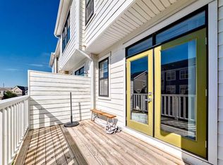 84 E Sherwood Row NW, Calgary, AB T3R0X1