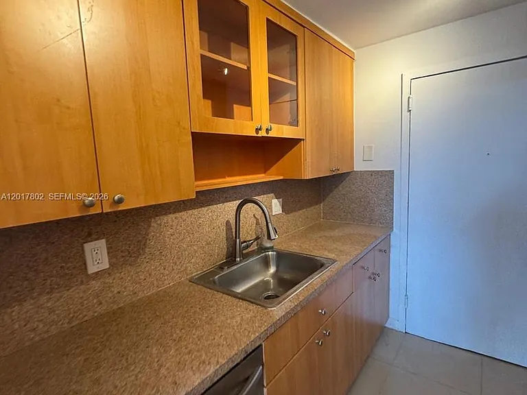 2020 NE 135th St #303 — Photo 6