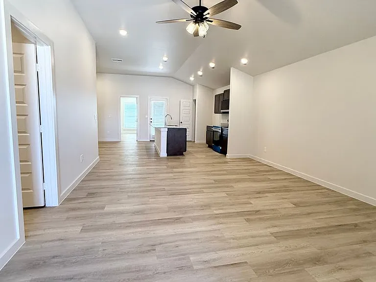 1207 Cottonwood Ave — Photo 2