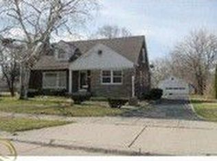 18960 Old Homestead Dr, Harper Woods, MI 48225