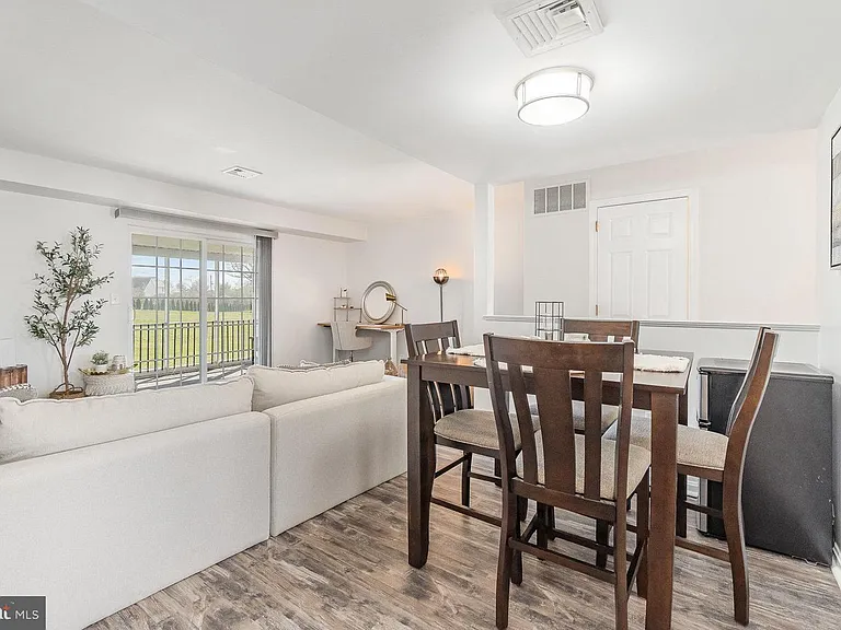 407 Cambridge Ct — Photo 10
