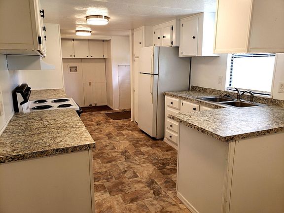 Clean, updated kitchen