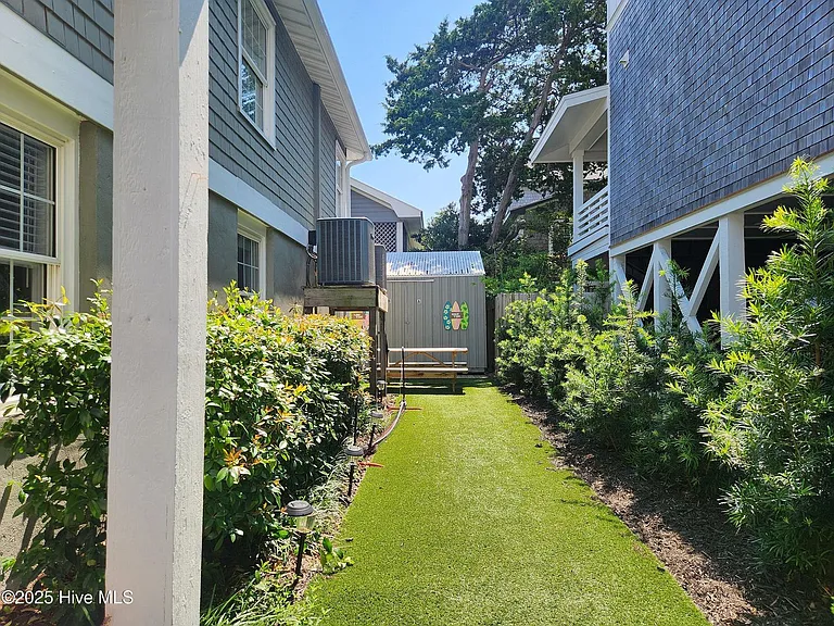 21 W Henderson St — Photo 48