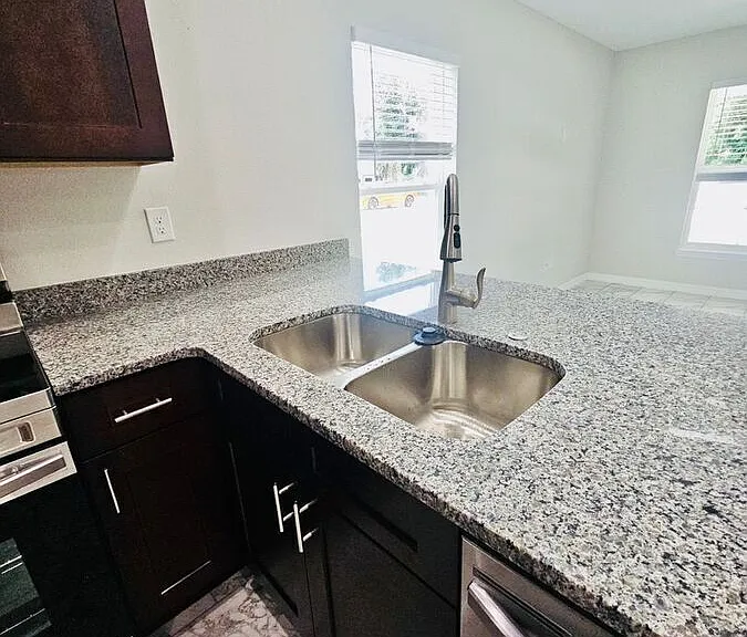 117-119 E Jackson St #117 — Photo 8