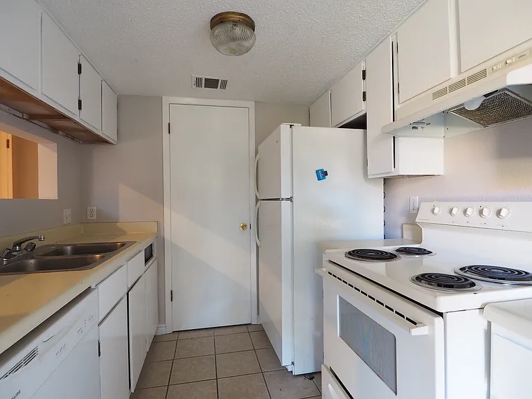 1012 Fieldwood Dr — Photo 6