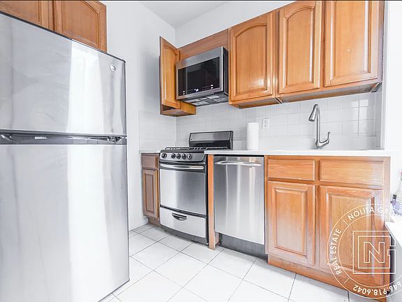 4th image of 78 Bank St APT 12
