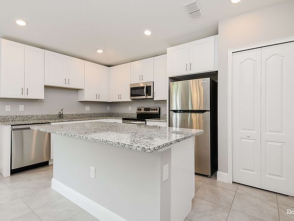 3rd image of 522 Bristol Cir