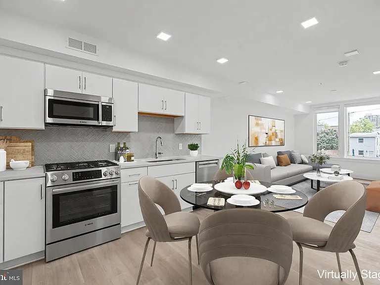 701 N Henry St #213 — Photo 23