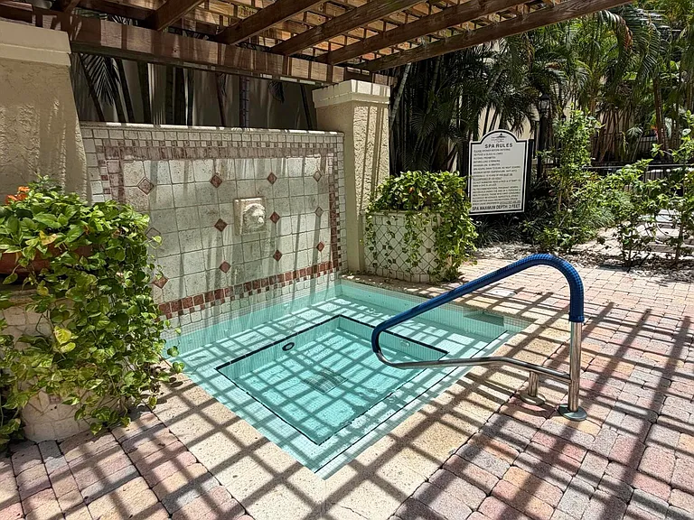 630 Sapodilla Ave #323 — Photo 14