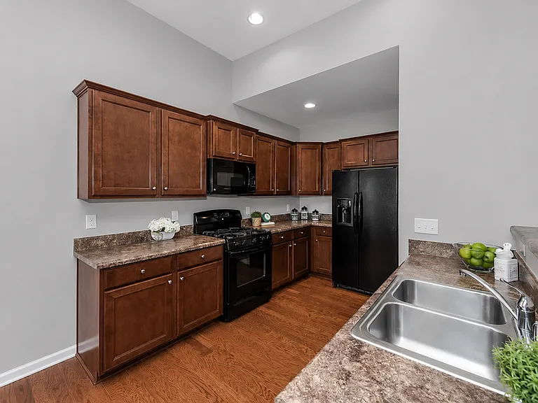 1015 Albany Park Dr — Photo 9