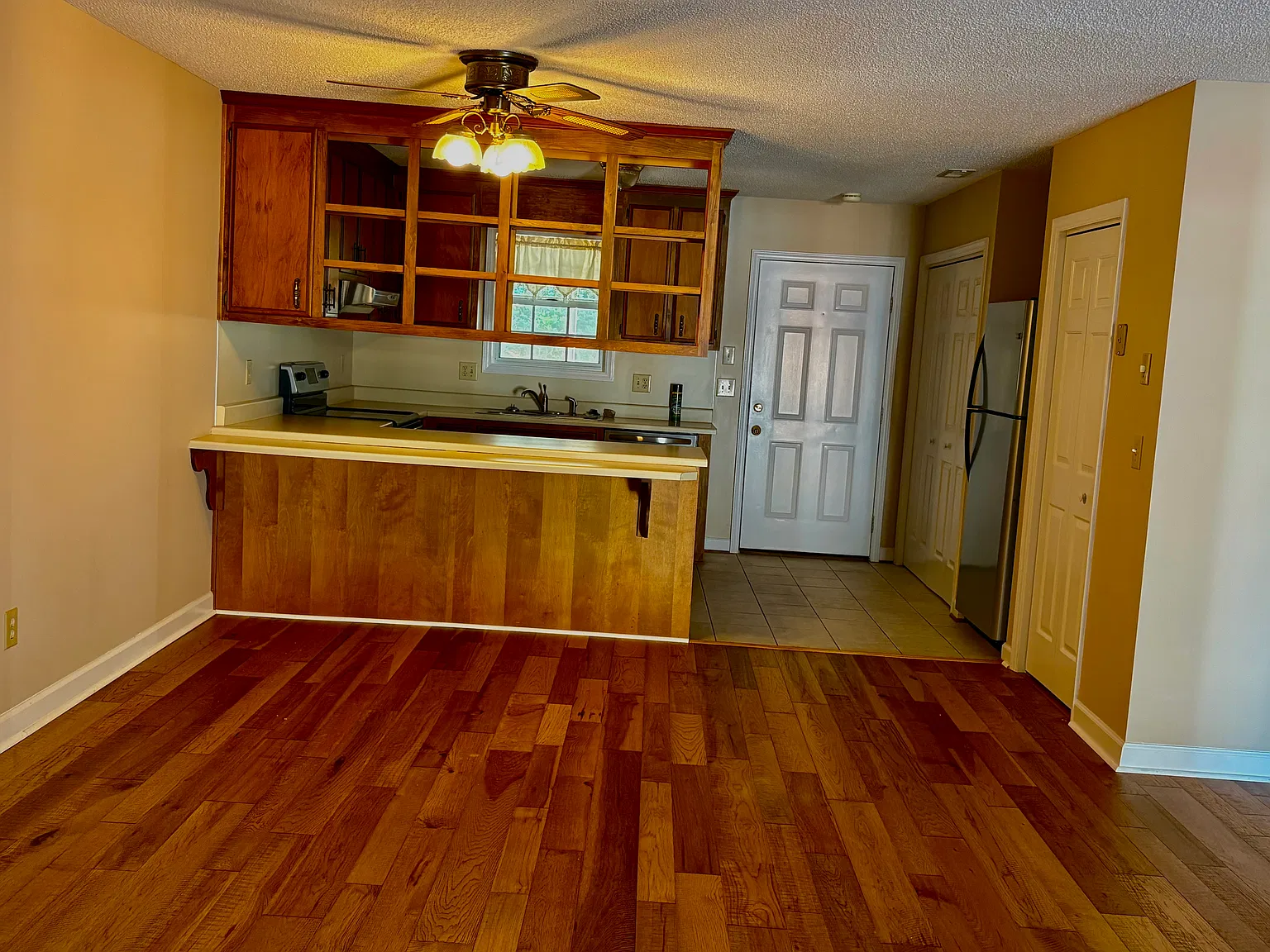 2 bed, 1.5 bath, 1200 sqft, $1,350 — Photo 4