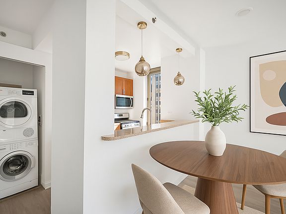 4th image of 35 W 33rd St APT 17D
