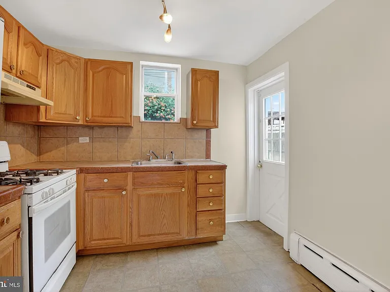 1519 Emily St — Photo 10