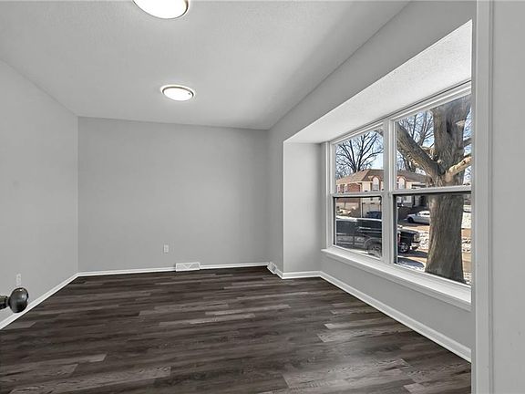 3rd image of 808 NW Arlington Pl