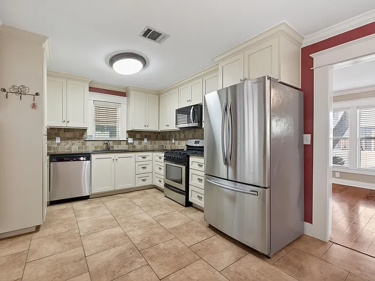 735 Cherico St — Photo 10
