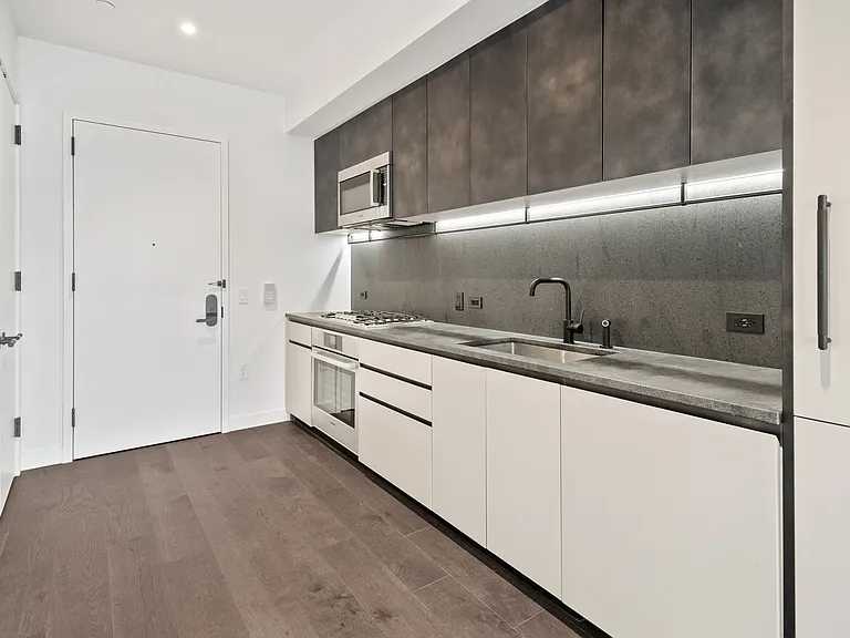 11 Hoyt St #19K — Photo 2