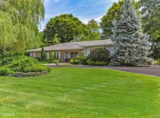 23 Hill House Ln, Glen Head, NY 11545