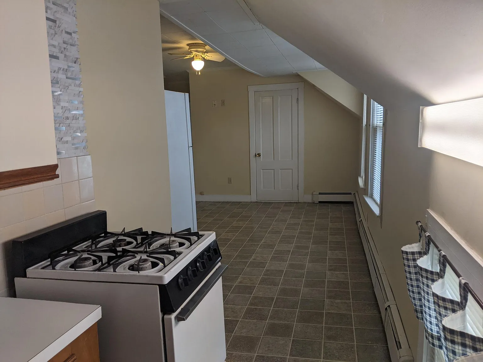 575 Mount Hope Ave — Photo 3