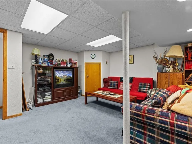 FINISHED BASEMENT SIDE