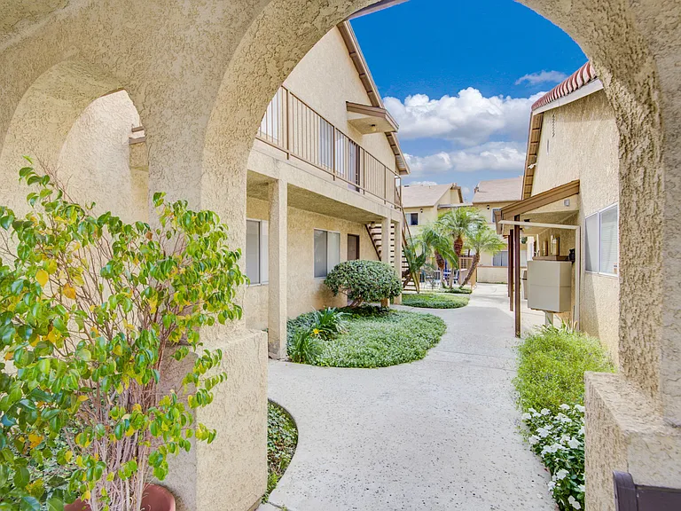 Las Flores Apartments — Photo 18