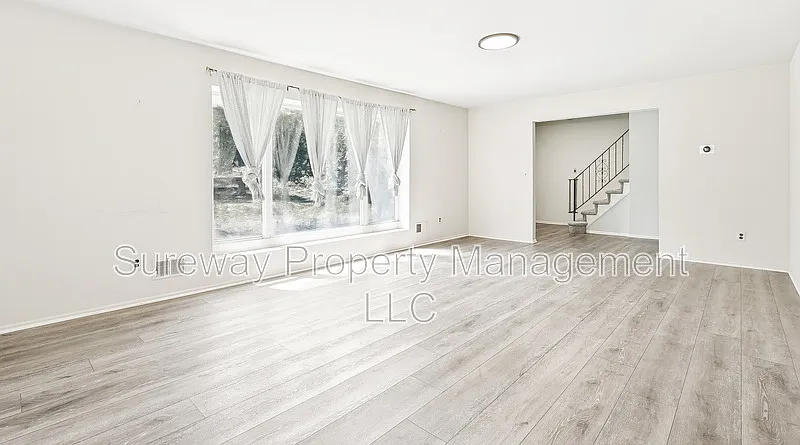 3 bed, 1.5 bath, 2005 sqft, $3,200 — Photo 4