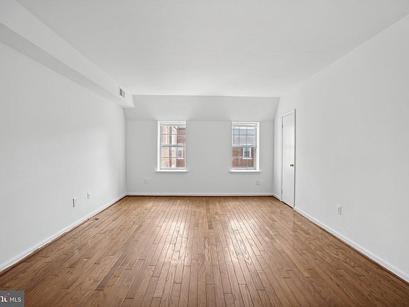 3rd image of 1853 Wilson Blvd #5-365