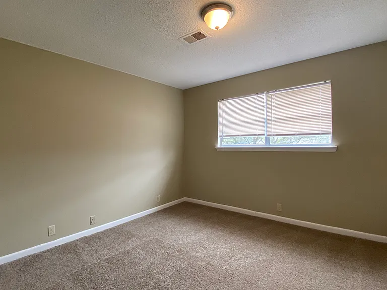 Hillcrest Apartments — Photo 17