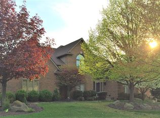 2074 Mapleridge Rd, Rochester Hills, MI 48309