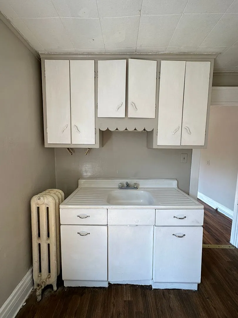 2128 Genesee St — Photo 4