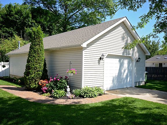 Detached Heated/Elec Garage