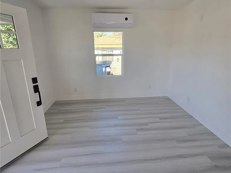 1279 W Vine St — Photo 3