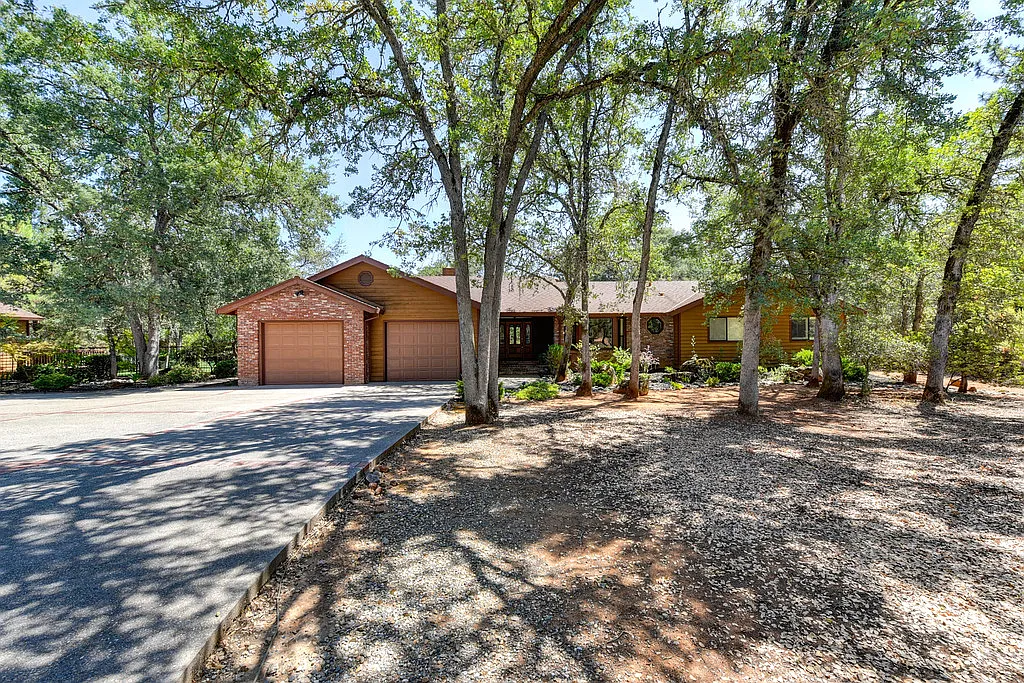 2831 Carlson Dr photo 1
