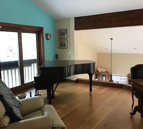 Upper level loft with great mountain views
