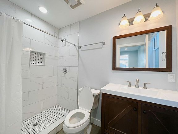 5th image of 2639 S Budlong Ave Room 5