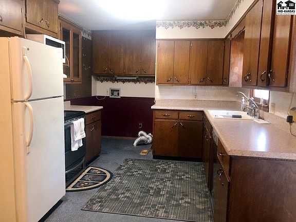 5th image of 13 Wildrose St
