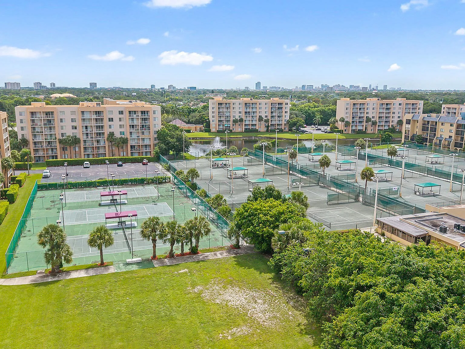 Tennis Towers Apartments — Photo 3