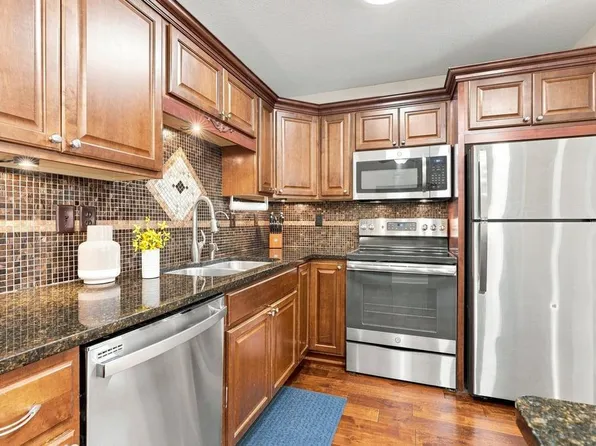 970 Pontiac Ln, Chanhassen, MN 55317