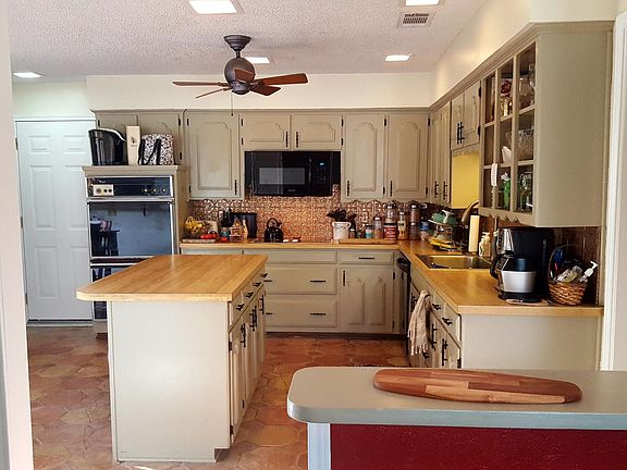 Spacious kitchen, lots of storage space, double ovens